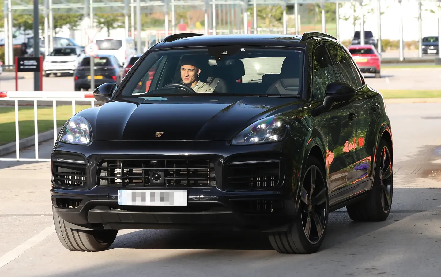 Antony Eager to Leave Manchester United, Has Moved Out of Luxury Mansion to Stay at Airport-Nearby Hotel