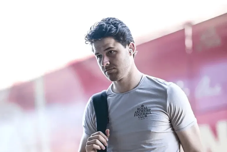 Manchester United Secures Royal Antwerp Goalkeeper Senne Lammens for €21M+ Add-Ons