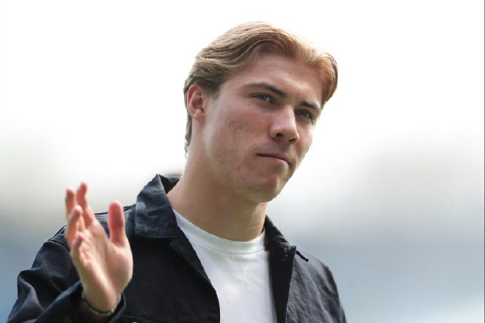 Official: Napoli Signs Man Utd Striker Hojlund on Loan with Obligation to Buy