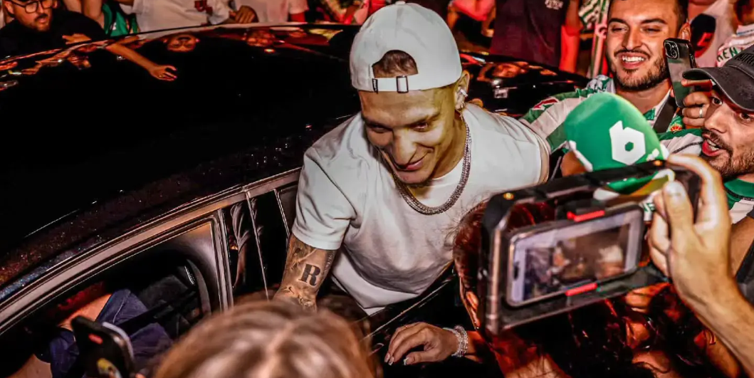 Popular, there are still a large number of Betis fans welcoming Anthony's arrival late at night