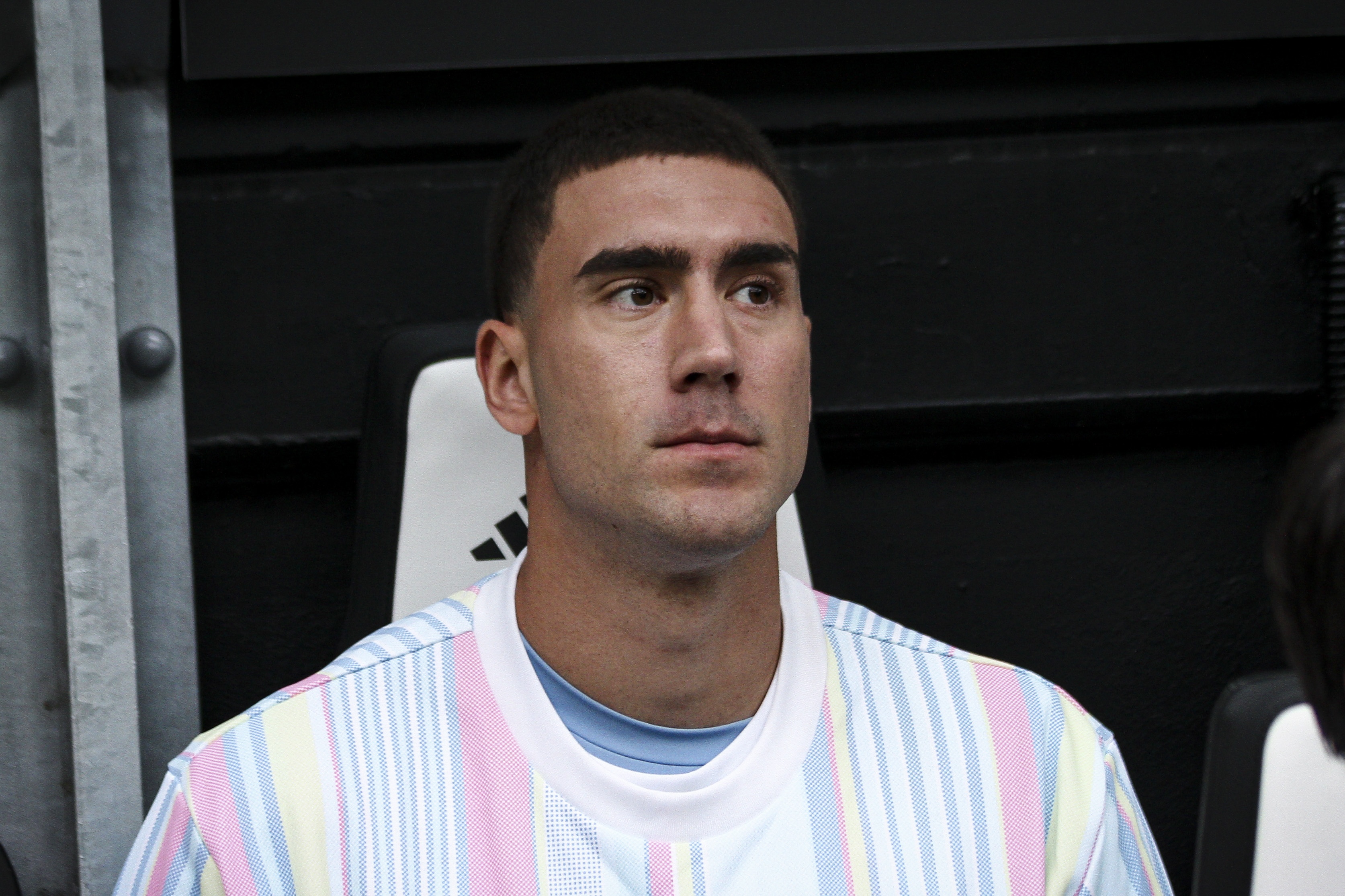 Vlahović Needs to Cut Salary by Nearly Half to Stay at Juventus; Multiple Giants Eyeing Free Transfer