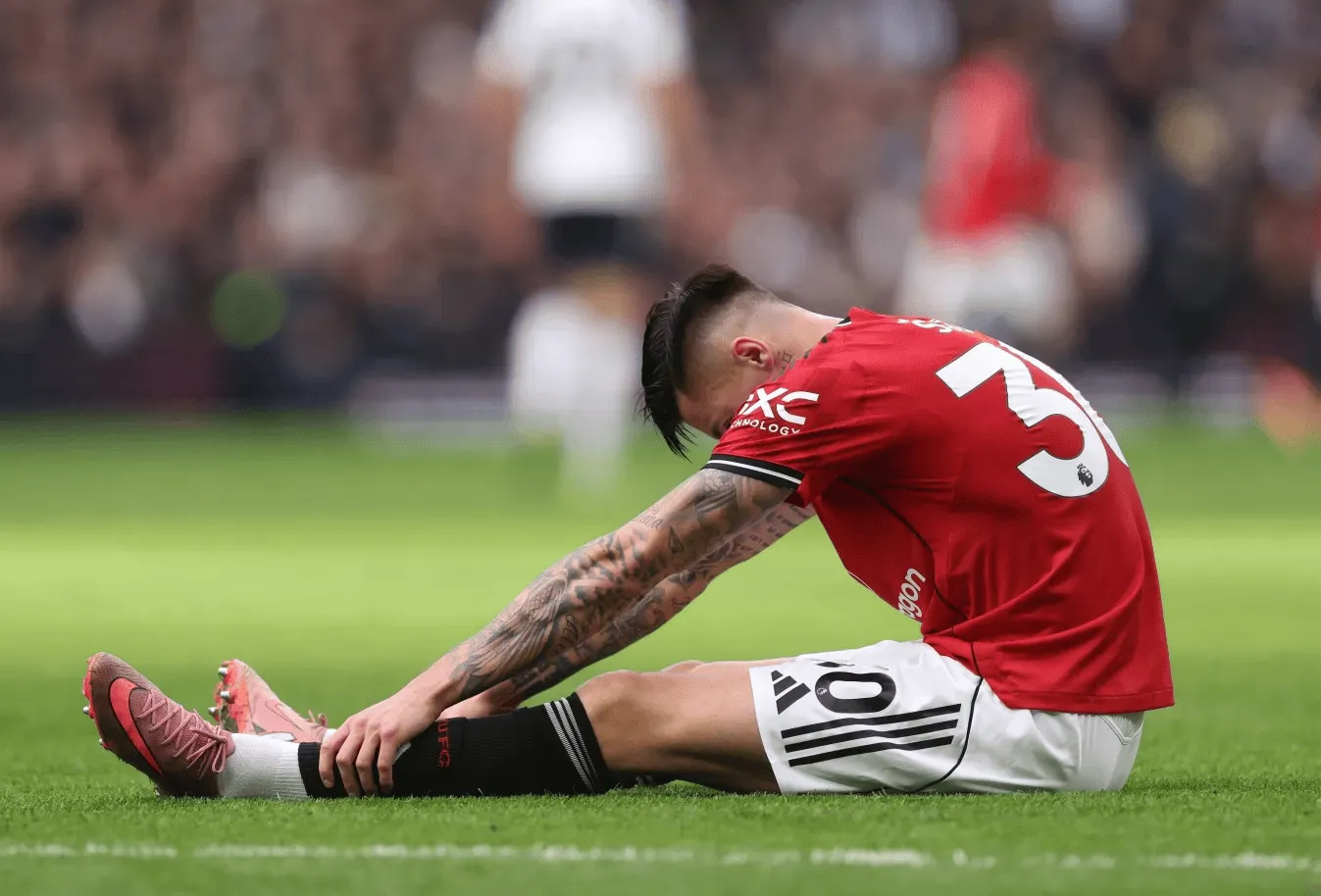 If Šeško Suffers Severe Knee Injury and Misses Months, Manchester United May Be Forced to Sign a Striker in Winter Window