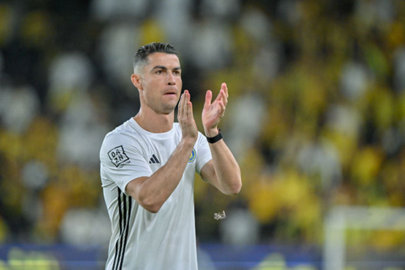 ماكيلي يخطئ في تطبيق “بروتوكول” الـVAR وسط فوضى نهاية كلاسيكو النصر والاتحاد النصر
