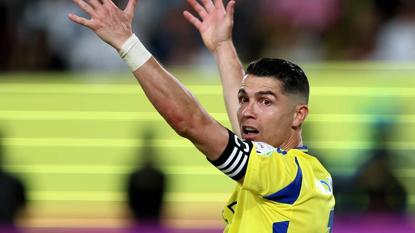 رونالدو يثير الجدل بسخريته من زملائه وبيولي يرفض الردود بعد خسارة النصر أمام الاتحاد رونالدو