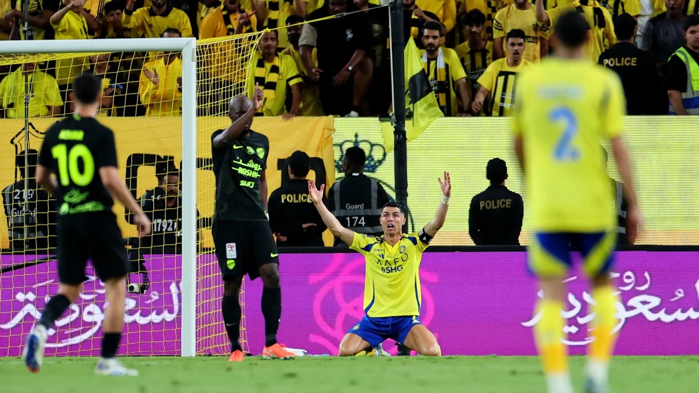 انفجارٌ خلف الكواليس وتحذيرات قبل الانهيار: تفاصيل حوار رونالدو مع نجوم النصر بعد الكلاسيكو رونالدو