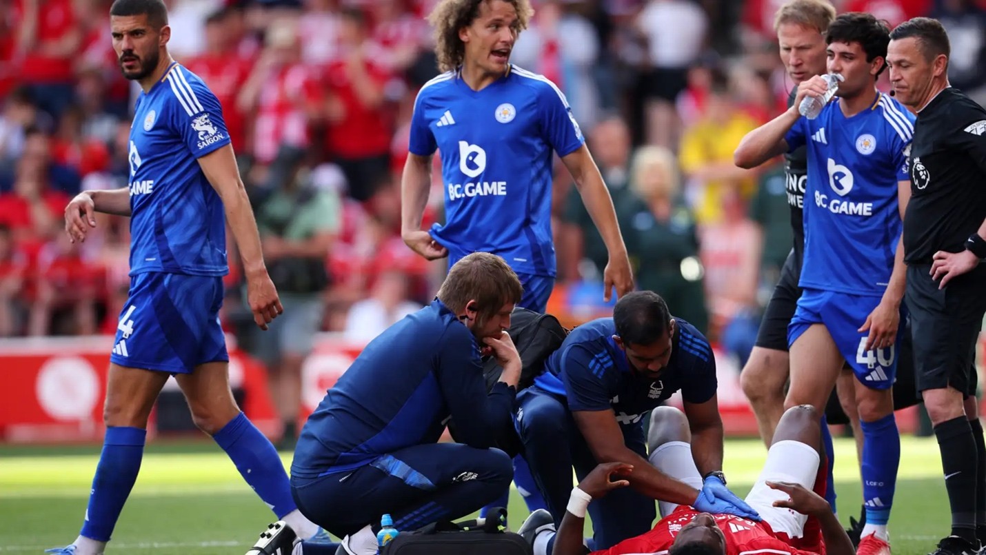 صدمة صحية تهز الملاعب.. نجم نوتنجهام في غيبوبة اصطناعية بعد تصادم مدمر مع القائم! نوتنجهام