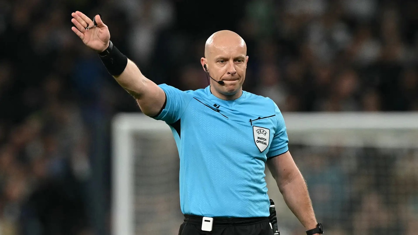 زلزال تحكيمي جديد… مارشينياك يعود بقوة في نهائي كأس اليونان بعد إقصائه من أرفع مباراة في أوروبا! مارشينياك