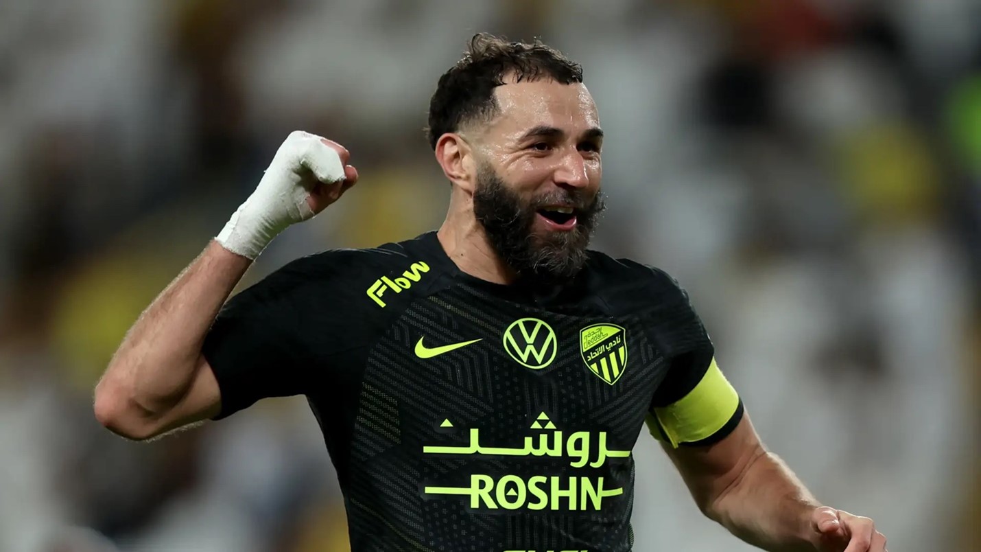 أرقام بنزيما تُشعل السباق: ثنائي 21+9 وتفوق غائب لرونالدو رونالدو