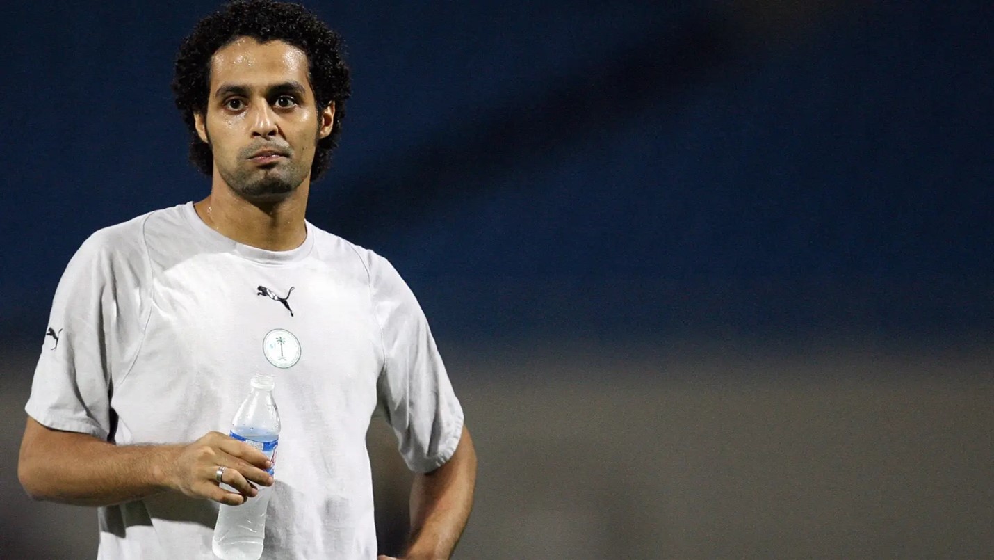 يدق ناقوس السخرية في “جهاز بلايستيشن الهلال”.. القحطاني يتساءل: متى يحين وقت “جلب اللاعبين”؟ الهلال