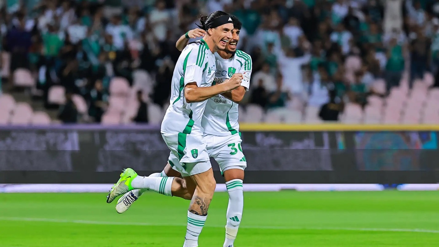 قنبلة رياض محرز: لن أهتف لألوان الهلال أبداً وسأظل وفياً للقميص الأحمر! الهلال
