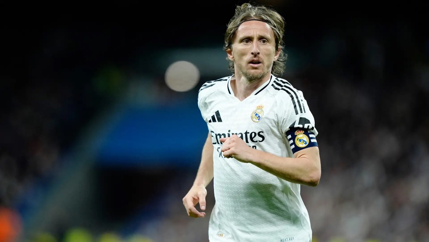 مودريتش يقف على مفترق الطرق الميرنجي ويبحث عن كلمة حاسمة من بيريز! مودريتش
