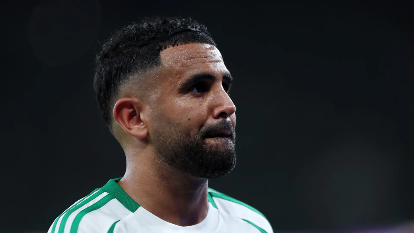 قنبلة رياض محرز: لن أهتف لألوان الهلال أبداً وسأظل وفياً للقميص الأحمر! الهلال
