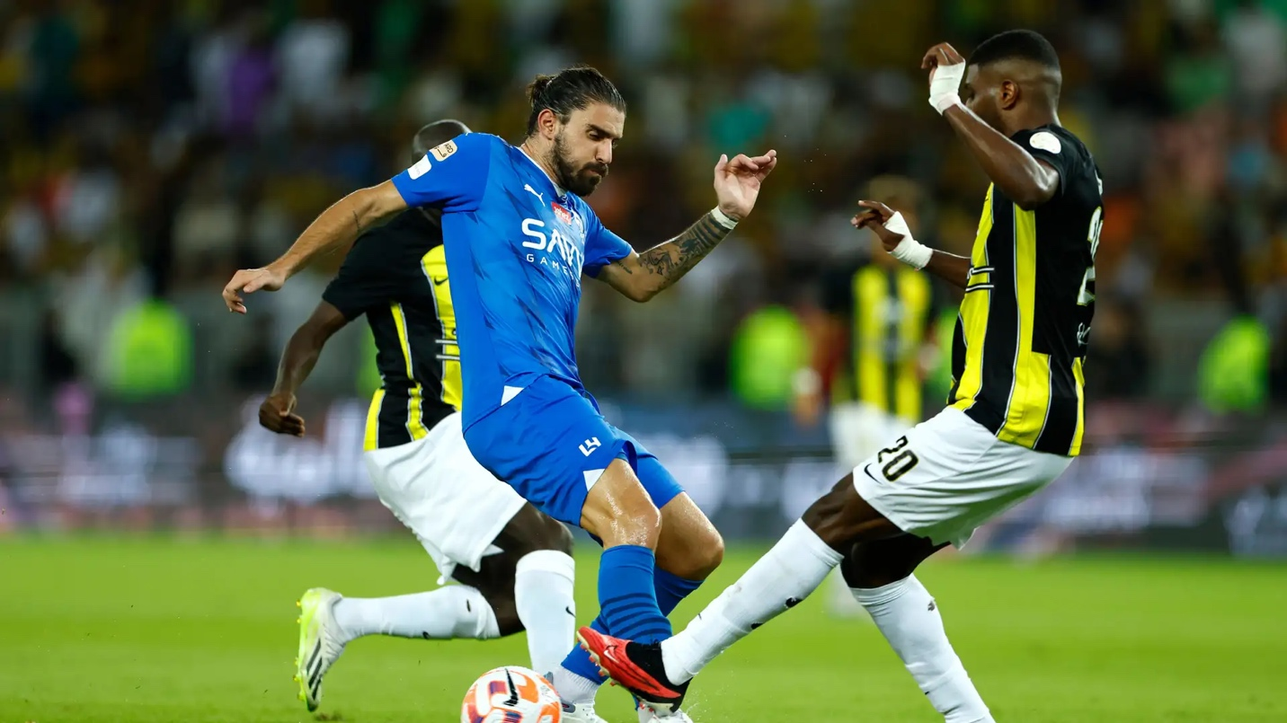 بلان يشعل المدرجات بتهوينه من الهلال ويستوحي السلم مع عشاق الاتحاد نيفيز