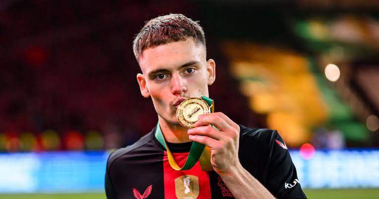 شتيفان إيفنبرج يفجر زلزالاً ضد فلوريان فيرتس: “يتلاعب بالجميع بطريقة مهينة” فلوريان فيرتس