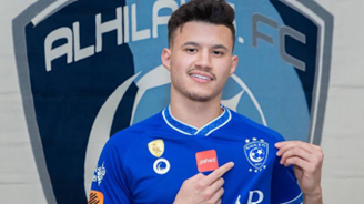 طفل تشبّع عطشًا يستنهض بطل الهلال ويُسقِيه ماء الحياة في لحظة تُرّحم القلوب! الهلال