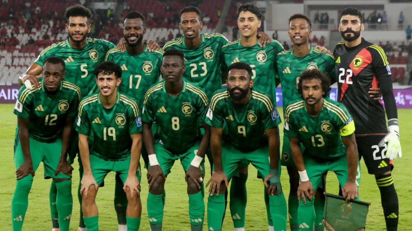 أزمة الظهير الأيسر تثير القلق في معسكر الأخضر قبل مباراة البحرين البحرين