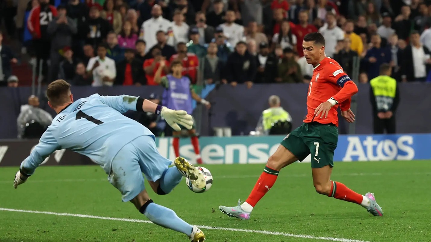 رونالدو يرقص مع هتاف ميسي ويرد بهدف قاتل على جمهور المانشافت رونالدو