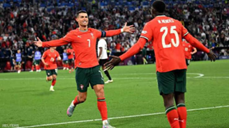 مارتينيز يخشى على سلامة رونالدو بعد تدخل مشجع غريب أثناء الإحماء قبل مواجهة ألمانيا مارتينيز