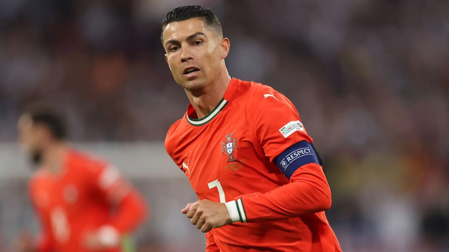 مارتينيز يخشى على سلامة رونالدو بعد تدخل مشجع غريب أثناء الإحماء قبل مواجهة ألمانيا مارتينيز